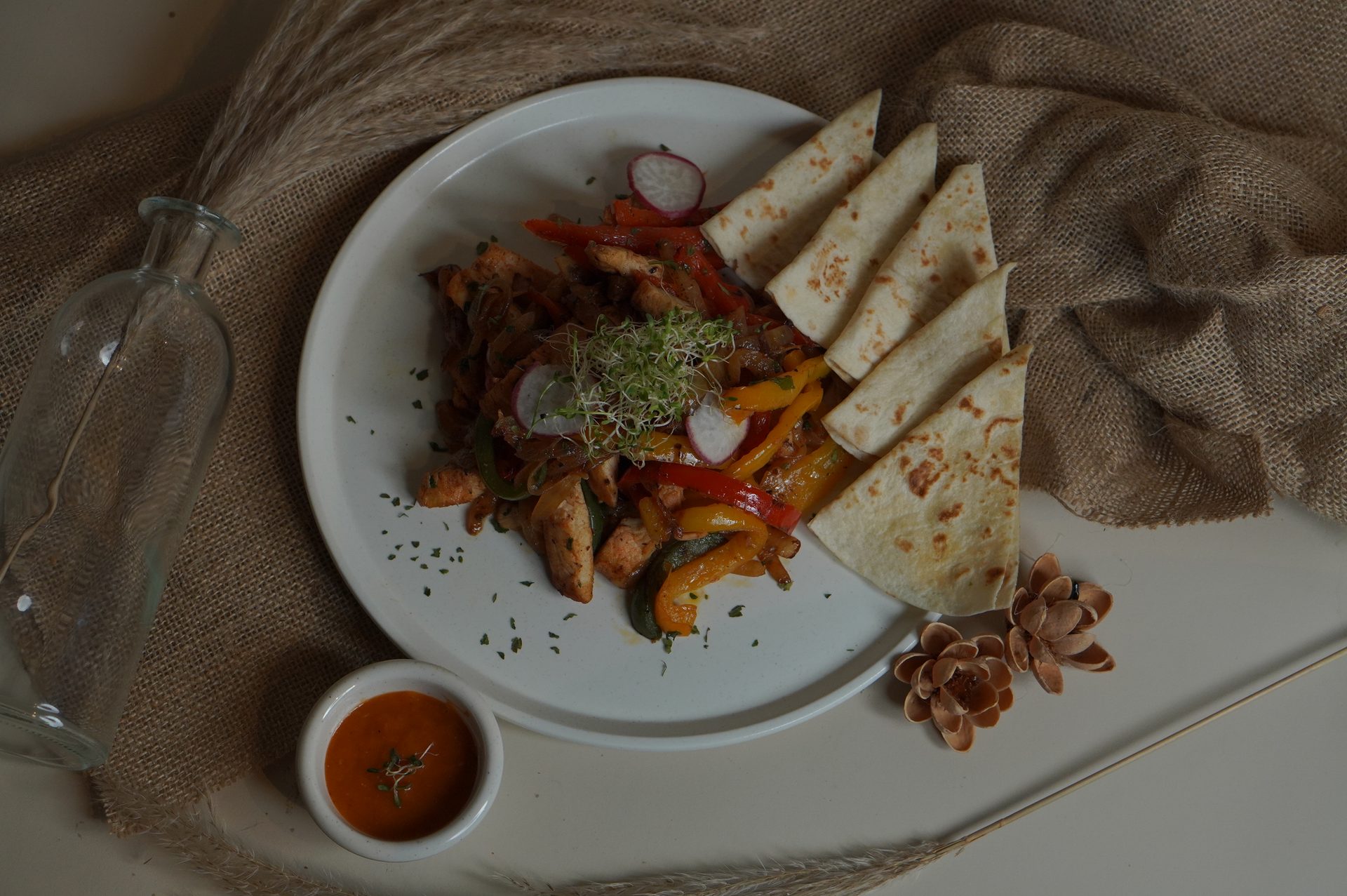 Grilled chicken with pita and vegetables