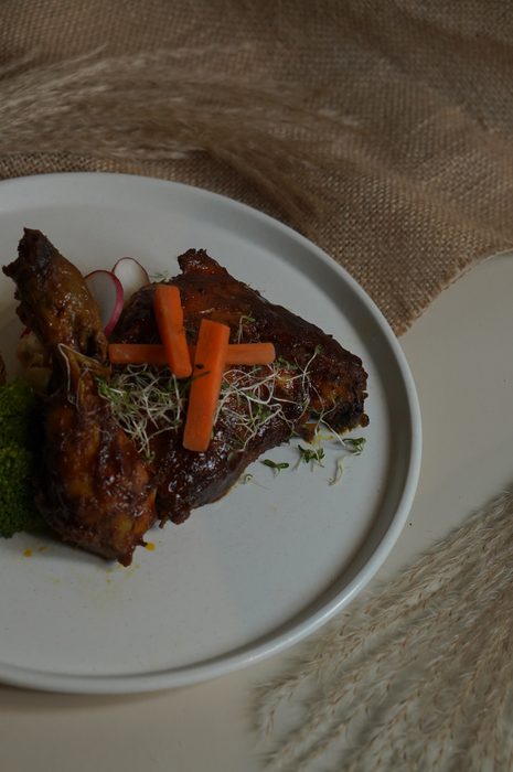 Grilled lamb chops with carrots